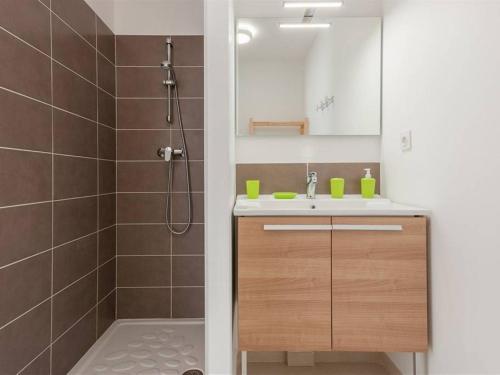 a bathroom with a sink and a shower at Cittazen Aix-en-Provence - Entre gare TGV et centre ville, calme et confort moderne in Aix-en-Provence