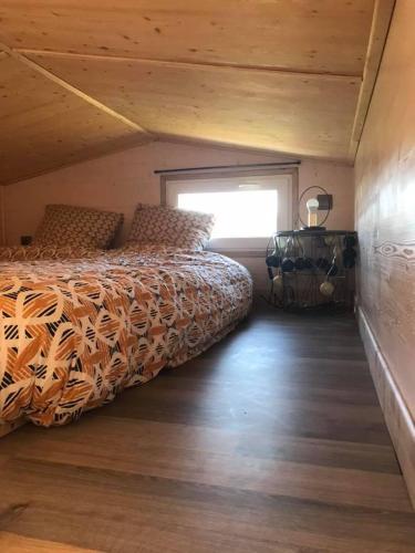 une chambre avec deux lits et une fenêtre dans l'établissement Les nuits insolites de la mothe - hébergement en bulle ou tiny house avec spa privatif, à Outremécourt