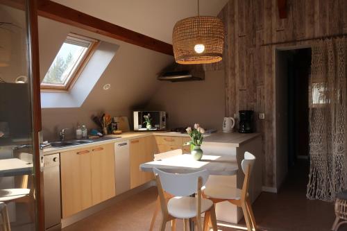 セヴリエにあるA 100m du Lac d'Annecyのキッチン(テーブル、椅子付)、窓