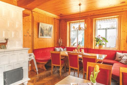 jadalnia ze stołem i czerwonymi krzesłami w obiekcie Prinz-Friedrich-August Baude w mieście Sohland