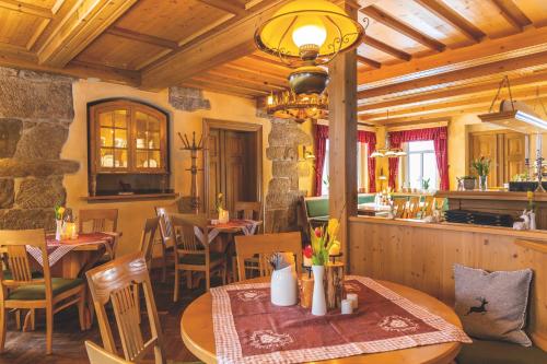 un restaurante con mesa y sillas en una habitación en Prinz-Friedrich-August Baude, en Sohland
