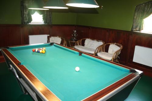 a pool table in a room with afits at Guest House Kalnu pūpoli in Šengeida