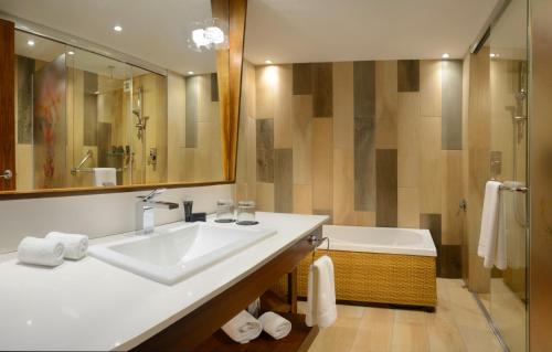 uma casa de banho com um lavatório, um chuveiro e uma banheira em Hard Rock Hotel Guadalajara em Guadalajara