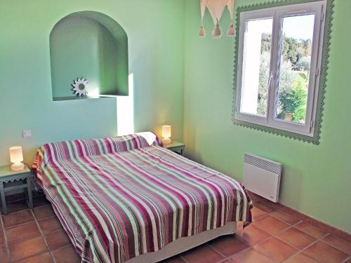 - une chambre verte avec un lit et une fenêtre dans l'établissement Holiday Home Clos Saint Joseph by Interhome, à Lagnes