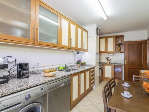オリョンにあるApartment Apartment T2 Olhão by Interhomeのキッチン(シンク、食器洗い機付)