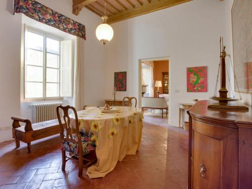 un comedor con mesa y sillas en una habitación en Apartment San Girolamo by Interhome, en San Gimignano