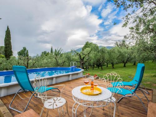 un patio con sillas, una mesa y una piscina en Holiday Home Il Fienile del Colle by Interhome, en San Gennaro