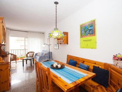 comedor con mesa de madera y sillas en Apartment Sant Pol by Interhome en San Pol de Mar