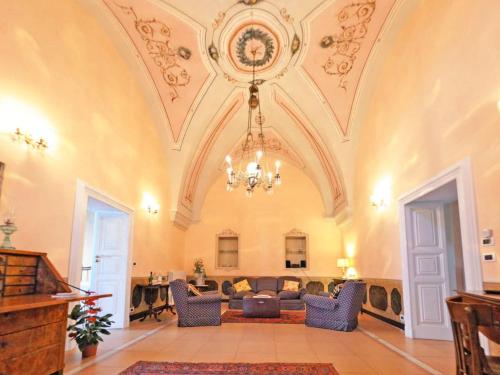 duży salon z kanapą i żyrandolem w obiekcie Apartment Carovigno by Interhome w mieście Carovigno