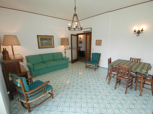 sala de estar con sofá, mesa y sillas en Apartment Riviera Massa by Interhome, en Sorrento