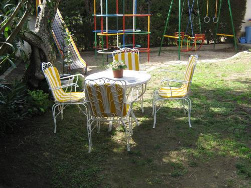 ビラフォルトゥニーにあるHoliday Home Vilafortuny by Interhomeのテーブルと椅子、テーブル、遊び場