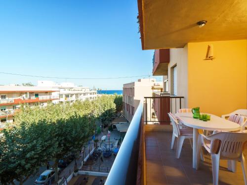 Un balcón con una mesa y sillas y una calle. en Apartment Galicia Javea-1 by Interhome, en Jávea