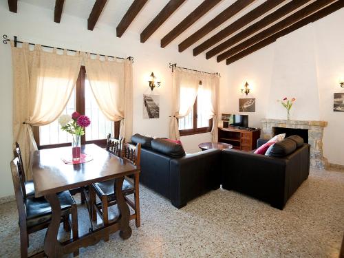 uma sala de estar com sofás e uma mesa e uma sala de jantar em Villa Halibut by Interhome em Fanadix