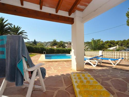 Balcon del MarにあるHoliday Home Toscal by Interhomeのパティオ(テーブル、椅子付)、プールが備わります。