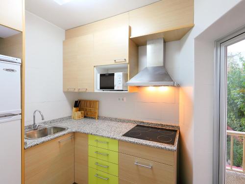 Η κουζίνα ή μικρή κουζίνα στο Apartment Terecel Salou-8 by Interhome