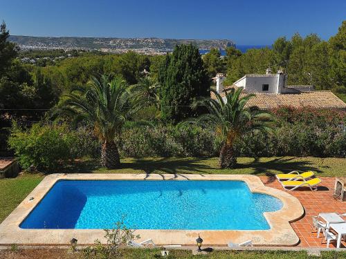 ein Swimmingpool im Hof eines Hauses in der Unterkunft Holiday Home Tosalans by Interhome in Balcon del Mar