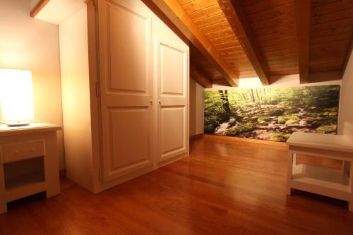 an empty room with a door and a painting on the wall at Casa Rural Espargoiti in Salinas de Ibargoiti