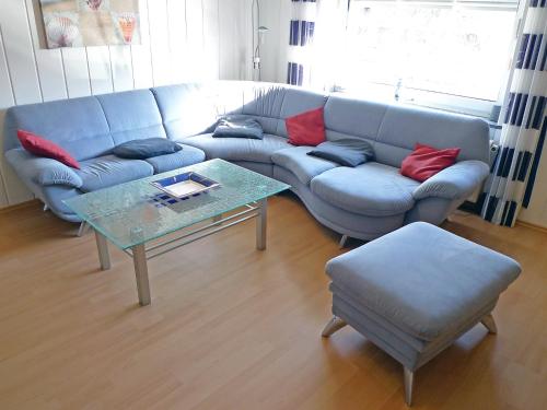 - un salon avec un canapé bleu et une table dans l'établissement Holiday Home Reithammer Weg by Interhome, à Kreitlapperei