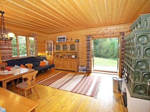 ein Wohnzimmer mit einem Sofa und einem Tisch in der Unterkunft Chalet Haus Ahlfeld by Interhome in Sankt Aegyd am Neuwalde