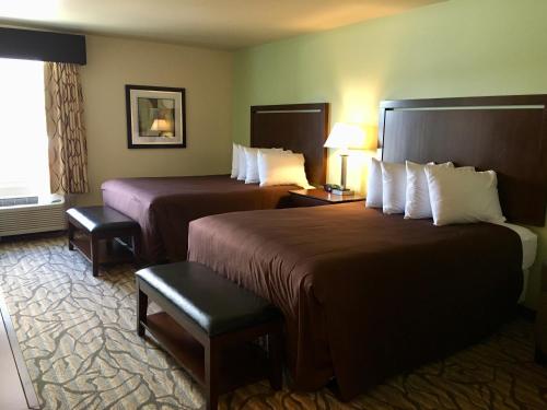 En eller flere senger på et rom på Aspen Suites Hotel Homer
