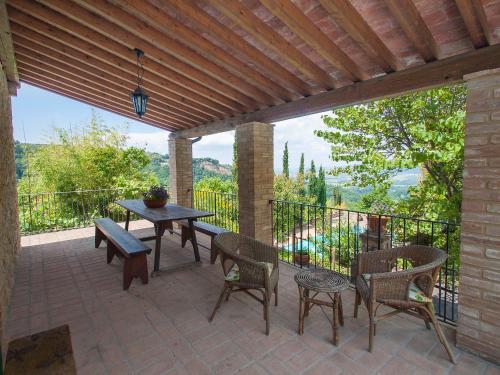 een patio met een tafel en stoelen op een balkon bij Holiday Home Le Pergole by Interhome in Volterra