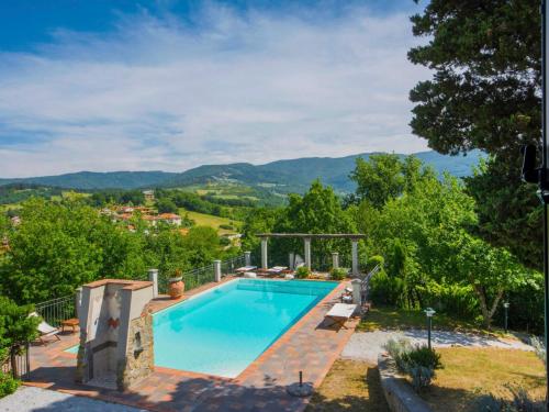 una piscina con vista sulle montagne di Apartment Il Borghetto-3 by Interhome a Montecarelli