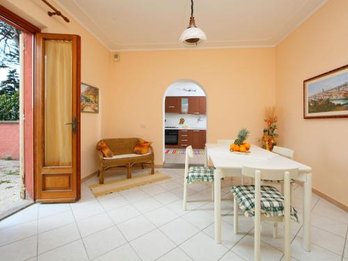 una cucina e una sala da pranzo con tavolo e sedie di Apartment Il Cipresso by Interhome a San Baronto