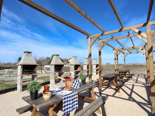 Reštaurácia alebo iné gastronomické zariadenie v ubytovaní Apartment Royal Delta-1 by Interhome