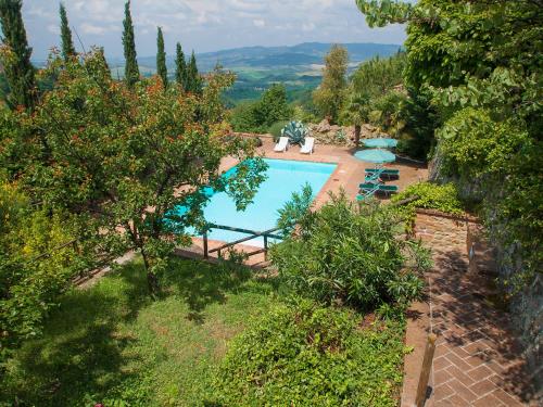 uma vista superior de uma piscina num jardim em Holiday Home Le Pergole by Interhome em Volterra