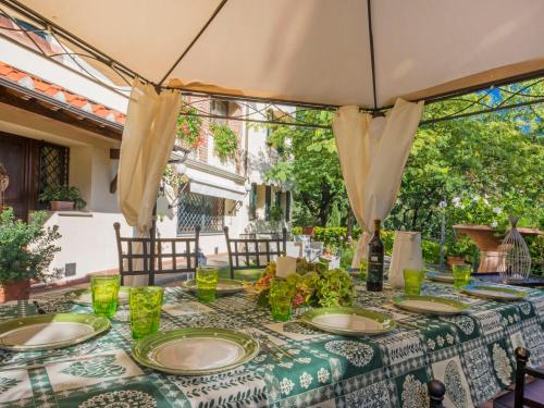 PiteccioにあるVilla Villa Campo del Mulino by Interhomeの傘付きテーブル