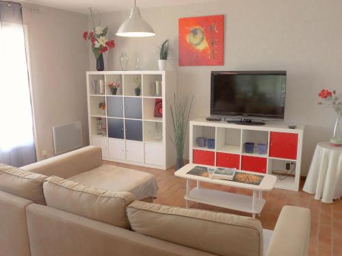 un salon avec un canapé et une télévision à écran plat dans l'établissement Holiday Home Roumagnac by Interhome, à Cavalaire-sur-Mer