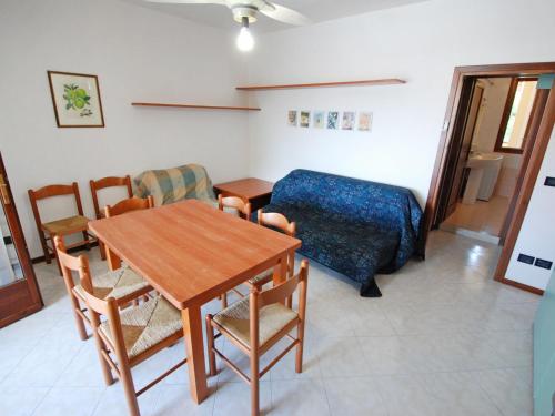 un soggiorno con tavolo, sedie e divano di Apartment Hermitage-2 by Interhome a Marina di Santa Croce