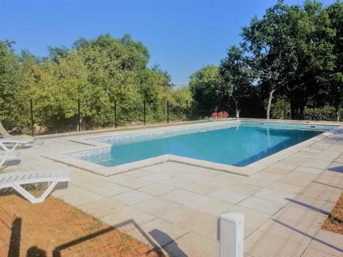 uma grande piscina num quintal com um pátio em Holiday Home Pech Gaillard by Interhome em Salviac