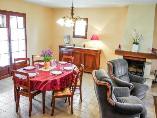 une salle à manger avec une table et des chaises et une cheminée dans l'établissement Holiday Home Les Chenes by Interhome, à Salviac