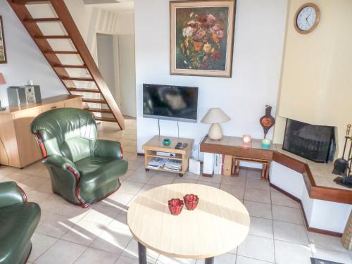 een woonkamer met een stoel en een tafel bij Holiday Home Bosrijk Ruighenrode-3 by Interhome in Lochem