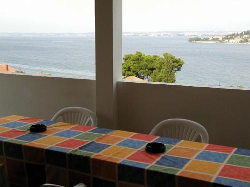 stolik z widokiem na ocean w obiekcie Apartment Zdenko-3 by Interhome w mieście Kali