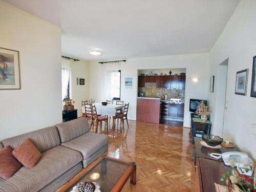 Kuchyňa alebo kuchynka v ubytovaní Holiday Home Mirta by Interhome