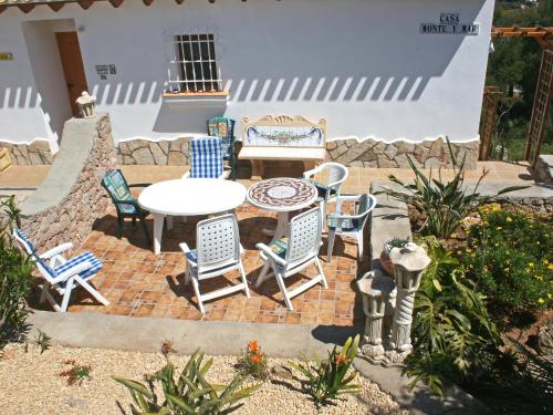 Monte PegoにあるHoliday Home Monte y Mar by Interhomeのレンガ造りのパティオ(テーブル、椅子付)