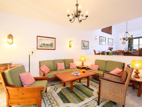 Sitio de CalahondaにあるVilla Villa Cielo by Interhomeのリビングルーム(ソファ、椅子、テーブル付)