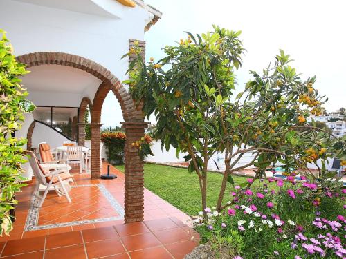 un patio al aire libre con un cenador y árboles y flores en Villa Villa Cielo by Interhome, en Sitio de Calahonda