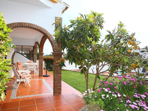 Sitio de CalahondaにあるVilla Villa Cielo by Interhomeの屋外パティオ(アーバー、木々、花あり)