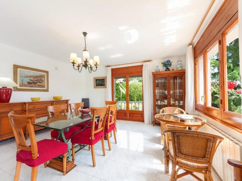 comedor con mesa y sillas en Holiday Home Mas Vila by Interhome, en Sant Antoni de Calonge