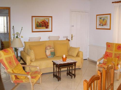 デニアにあるHoliday Home Vicente by Interhomeのリビングルーム(黄色のソファ、椅子付)
