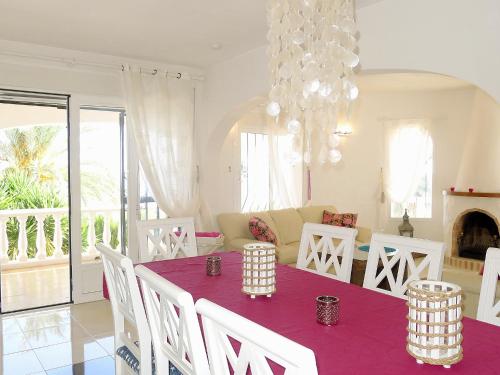 カルプにあるHoliday Home Villa Avalon by Interhomeのダイニングルーム(紫色のテーブル、白い椅子付)