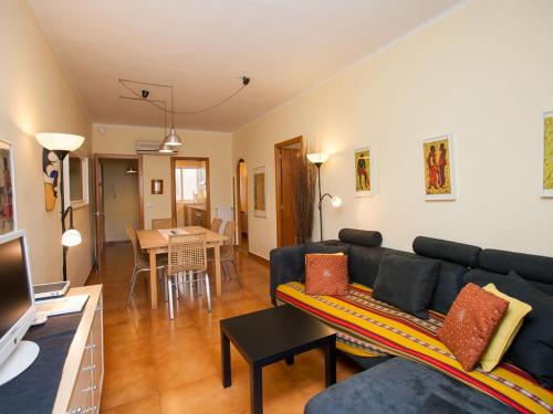salon z kanapą i stołem w obiekcie Apartment Sardenya - Casp by Interhome w Barcelonie