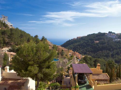 vistas a una ciudad en una montaña en Apartment Los Lirios III by Interhome, en Altea la Vieja