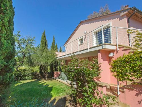 una casa rosa con balcón en la parte superior en Apartment Relais-1 by Interhome, en Marina di Bibbona