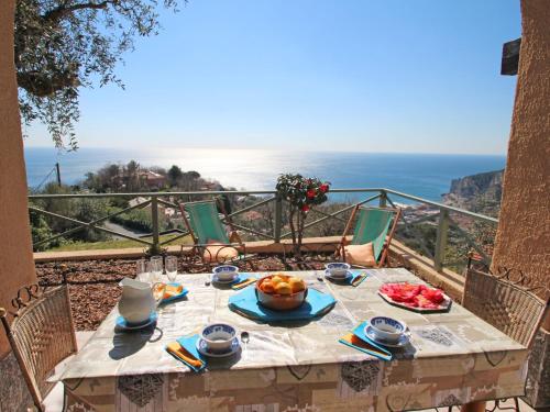 een tafel met eten erop met uitzicht op de oceaan bij Holiday Home Villa Sara by Interhome in Finale Ligure