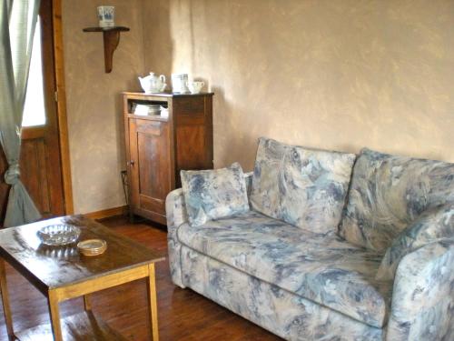 - un salon avec un canapé et une table dans l'établissement Holiday Home Ma Campagne by Interhome, à Trois-Ponts