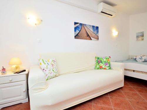 salon z białą kanapą i łóżkiem w obiekcie Holiday Home Aron by Interhome w mieście Umag